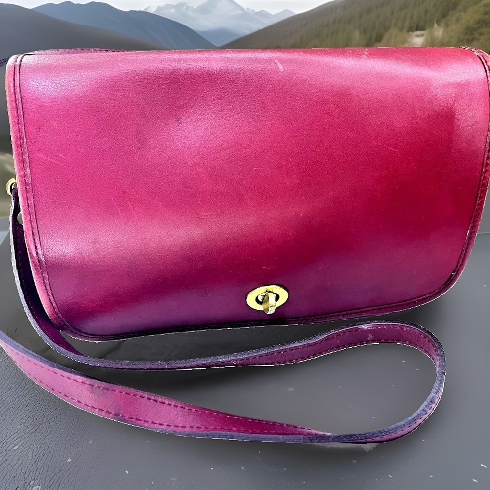 Vtg Hunt Club Leather Burgundy Crossbody Bag Turn Lock Brass ~ 7x10.5x2" ~ MINT - Picture 1 of 12